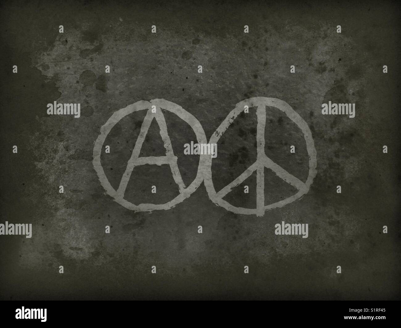 Anarchie und Frieden Zeichen auf grunge Wand gemalt - Smartphone-aufgenommenes Stockfoto
