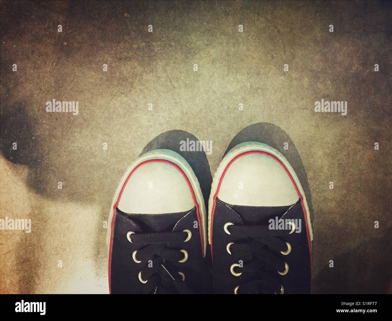 Selfie von schwarzen Sneakers - Smartphone-aufgenommenes Stockfoto