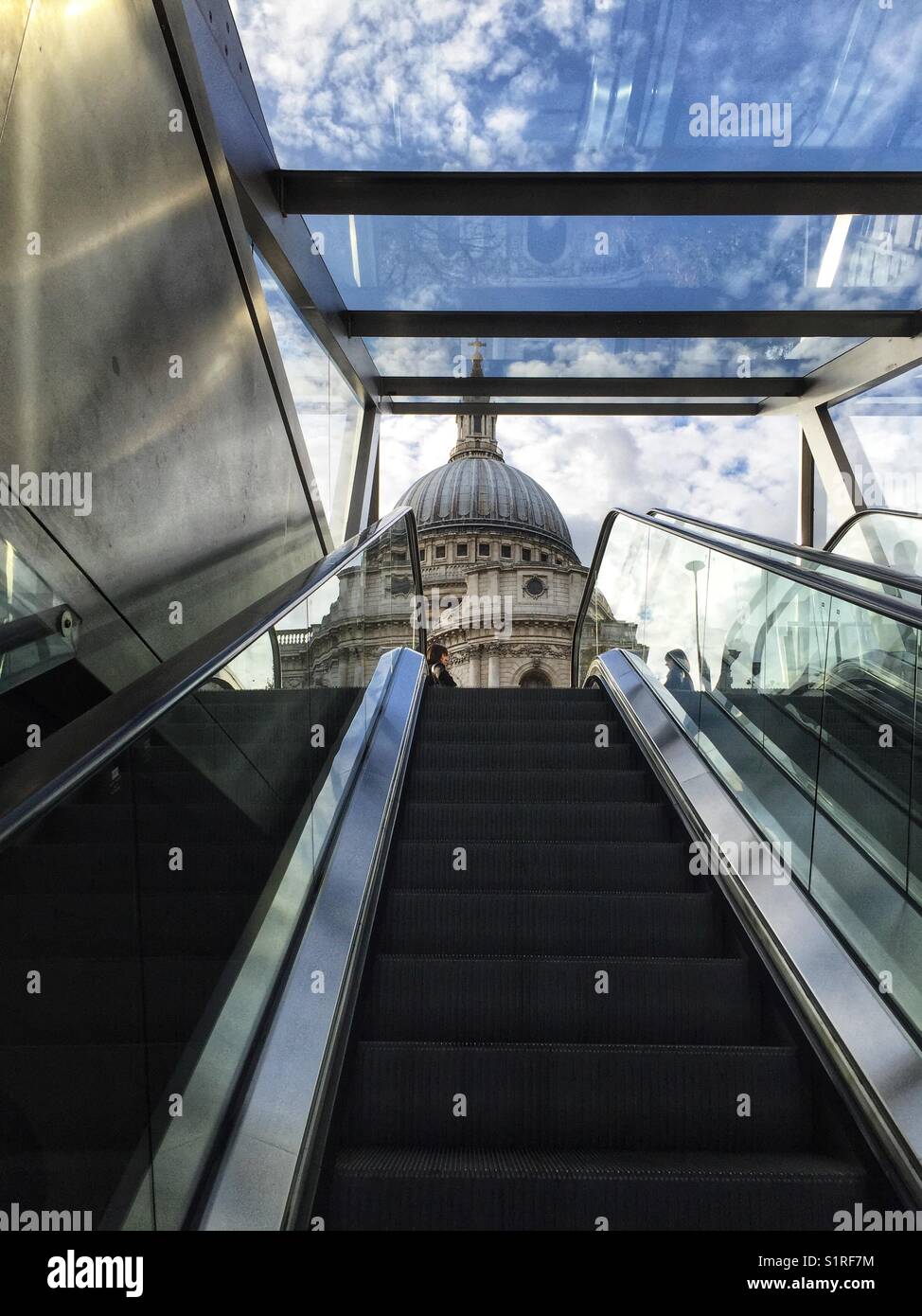 Die St Paul's Kathedrale von der Rolltreppe bei 1 gesehen, Neue ändern, indem Land Securities in London, England, Stockfoto