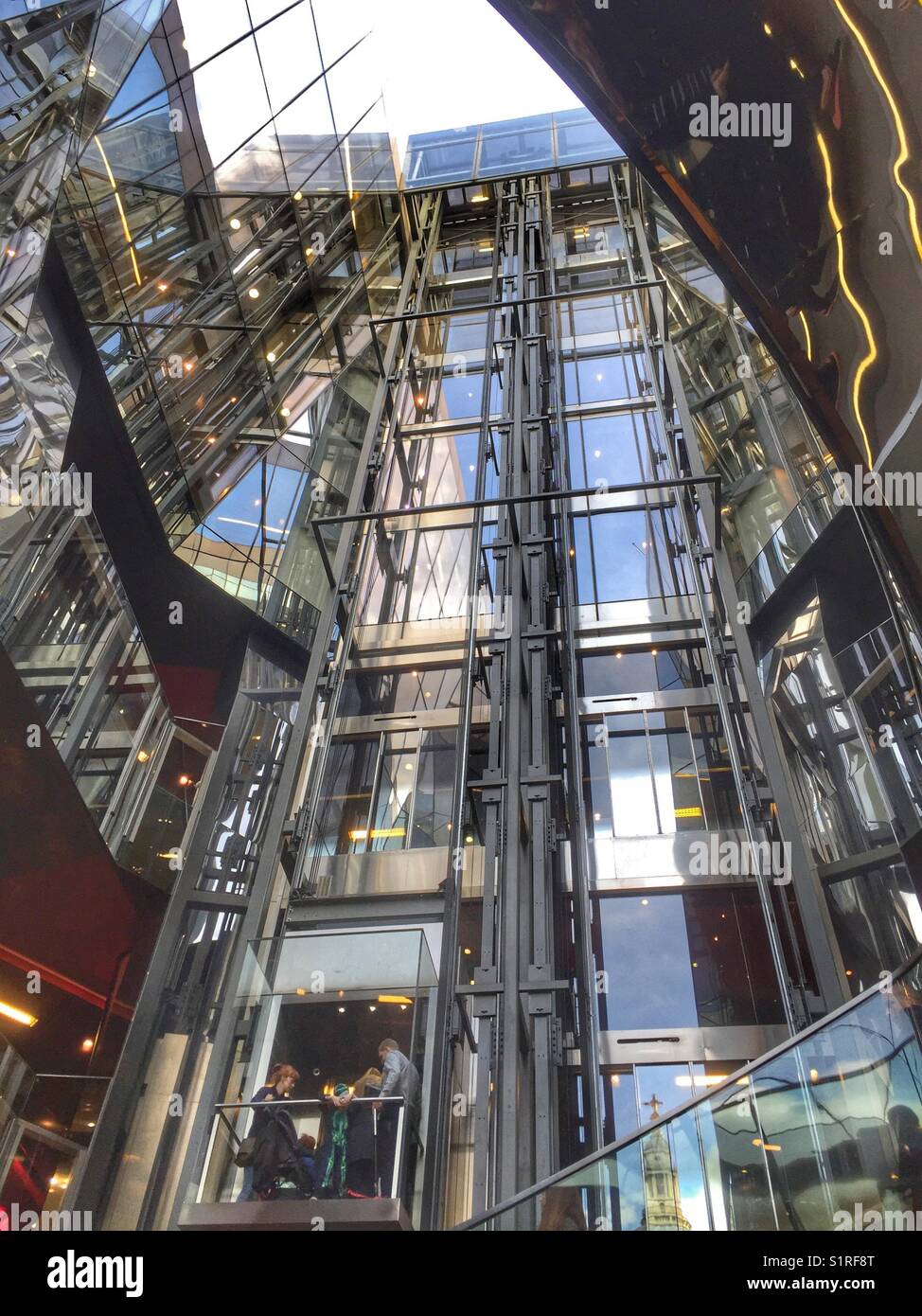 Die Menschen reisen in einem Lift 1, Neue ändern, indem Land Securities in London, England, Stockfoto