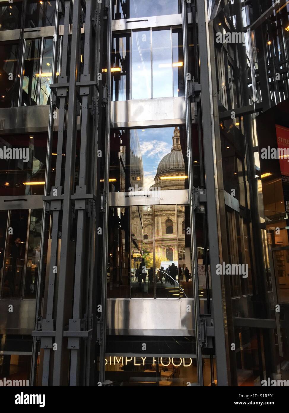 St Paul's Cathedral ist gesehen auf dem Glas bei 1, Neue ändern, indem Land Securities in London, England, nieder Stockfoto