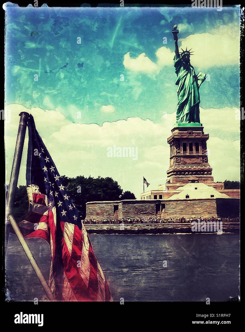 Blick auf die Freiheitsstatue mit der amerikanischen Flagge im Vordergrund. Grunge Stil. Stockfoto
