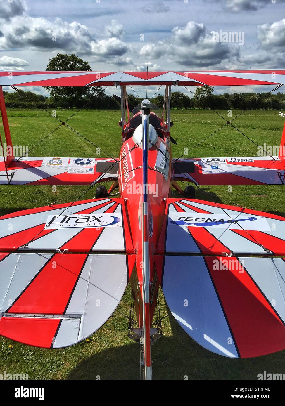 Sherwood Ranger Doppeldecker auf einem Rasen-Flugplatz - Smartphone-aufgenommenes Stockfoto
