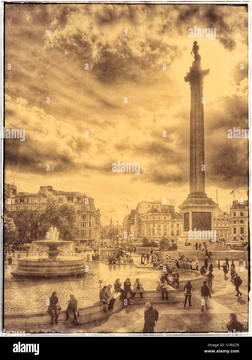 Eine antike Wirkung Bild des Trafalgar Square, London, England. Schwerpunkt bildet der Nelson's Column - ein 52 Meter hoher Struktur mit einer Statue von Horatio Nelson an der Spitze. Foto © C. HOSKINS. - Smartphone-aufgenommenes Stockfoto
