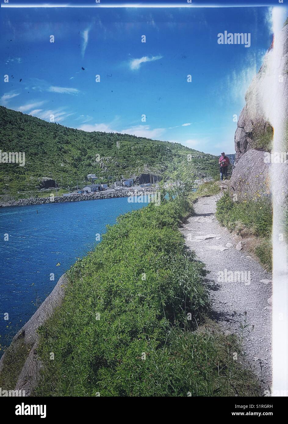 Man wandert auf dem North Head Trail, St. John’s, Neufundland, Kanada Stockfoto