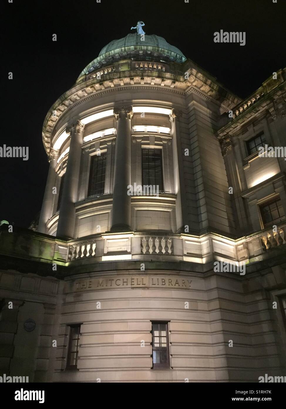 Mitchell Library, Glasgow, mit Flutlicht in der Nacht. Stockfoto