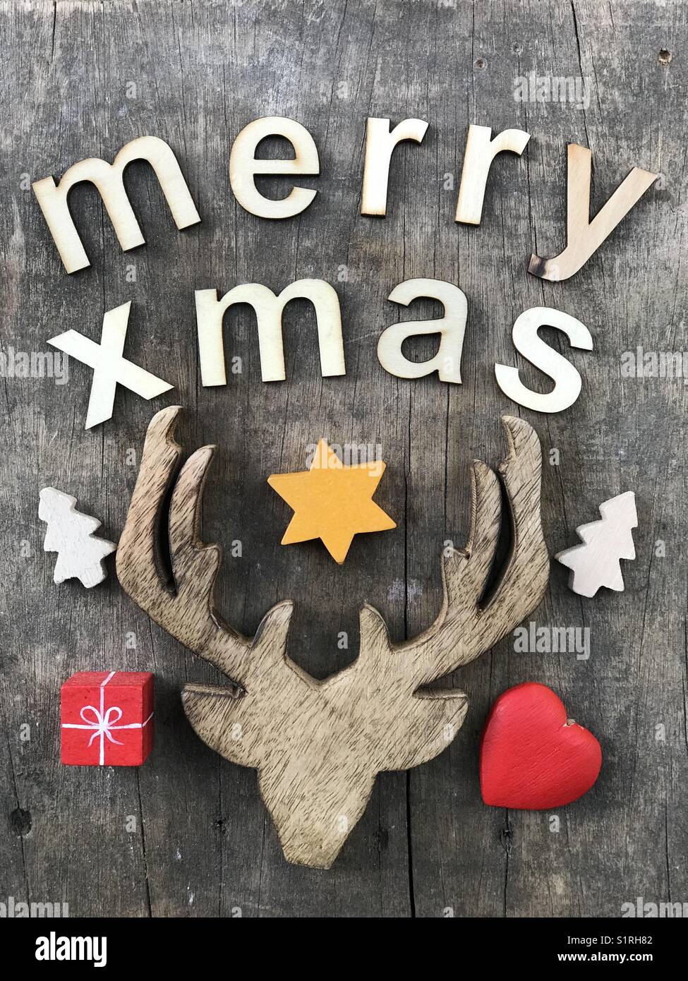 Frohe Weihnachten mit handgefertigten Holzmöbeln Briefe und Objekte Stockfoto