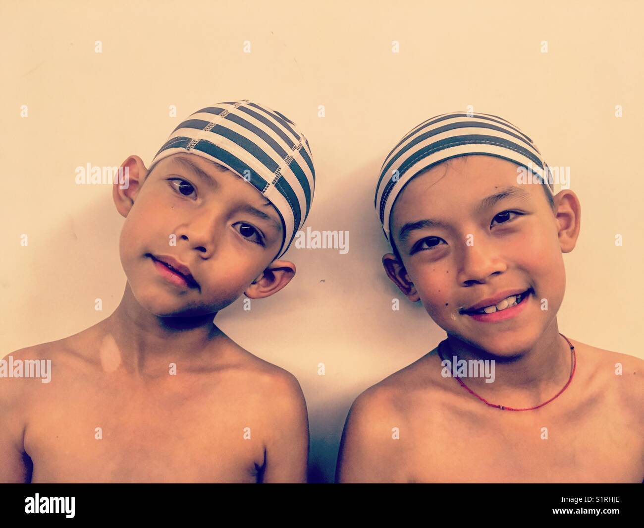 Zwei Brüder bereit für Schwimmen Stockfoto