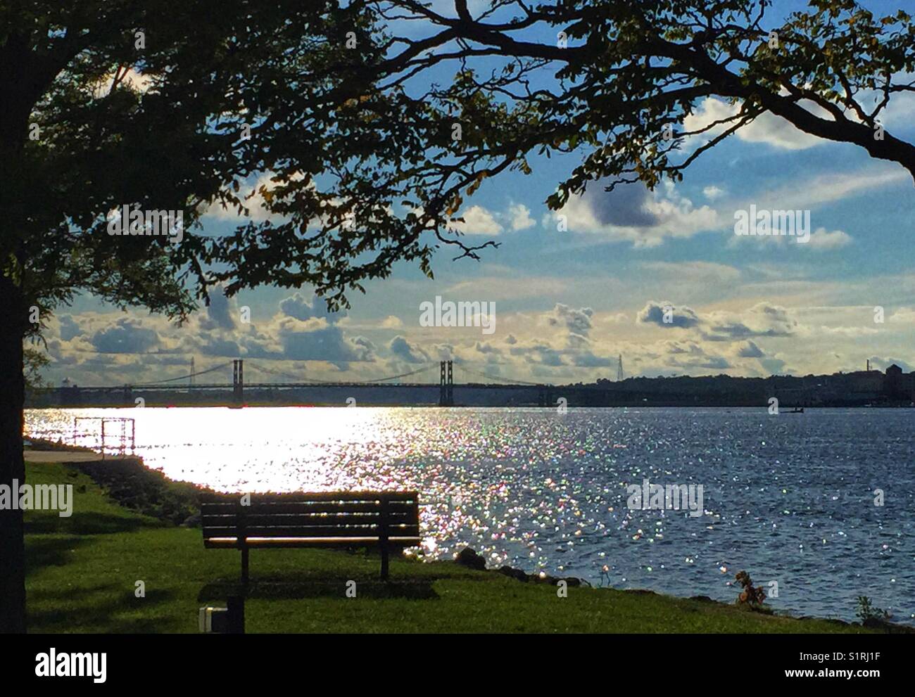 Blick auf eine Brücke am Fluss Mississippi Stockfoto