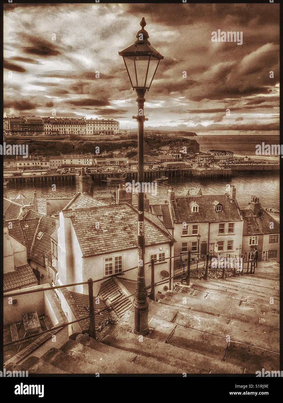 Eine Ansicht von Whitby Stadt, Hafen und Strand von der berühmten 199 Schritte, der Altstadt, der St. Mary's Kirche verbinden. Dieses beliebte touristische Stadt Features in 'Dracula-" von Bram Stoker. Foto © COLIN HOSKINS. - Smartphone-aufgenommenes Stockfoto