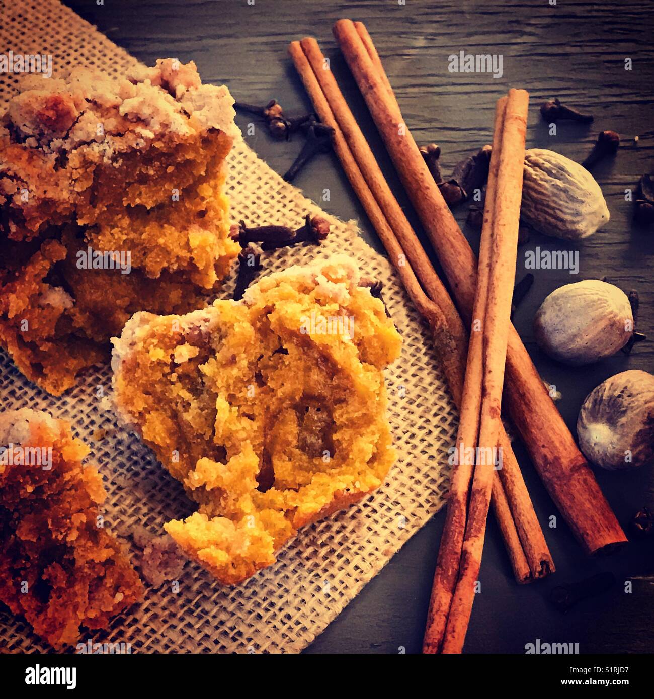 Kürbismuffins mit Gewürzen Stockfoto
