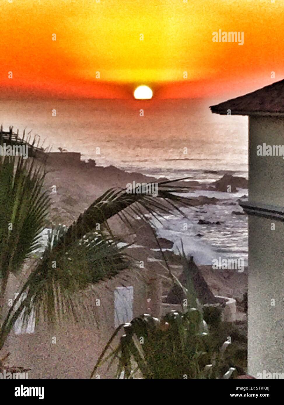 Die aufgehende Sonne am Horizont über dem Meer von Cortez, Mexiko. - Smartphone-aufgenommenes Stockfoto