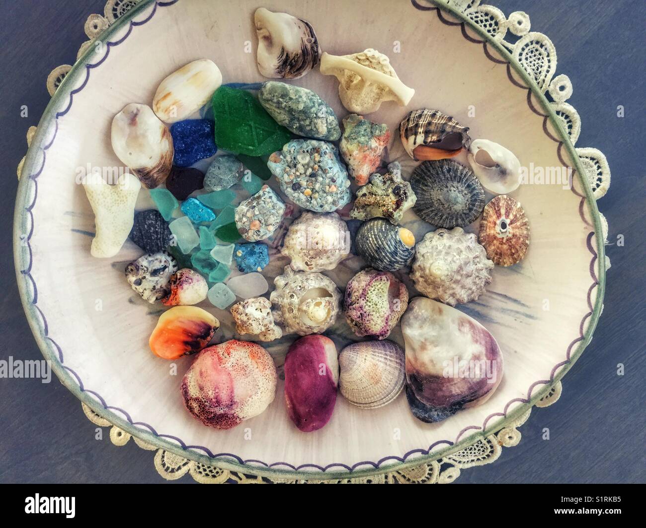 Eine bunte Sammlung von Muscheln und Meer Glas. Stockfoto
