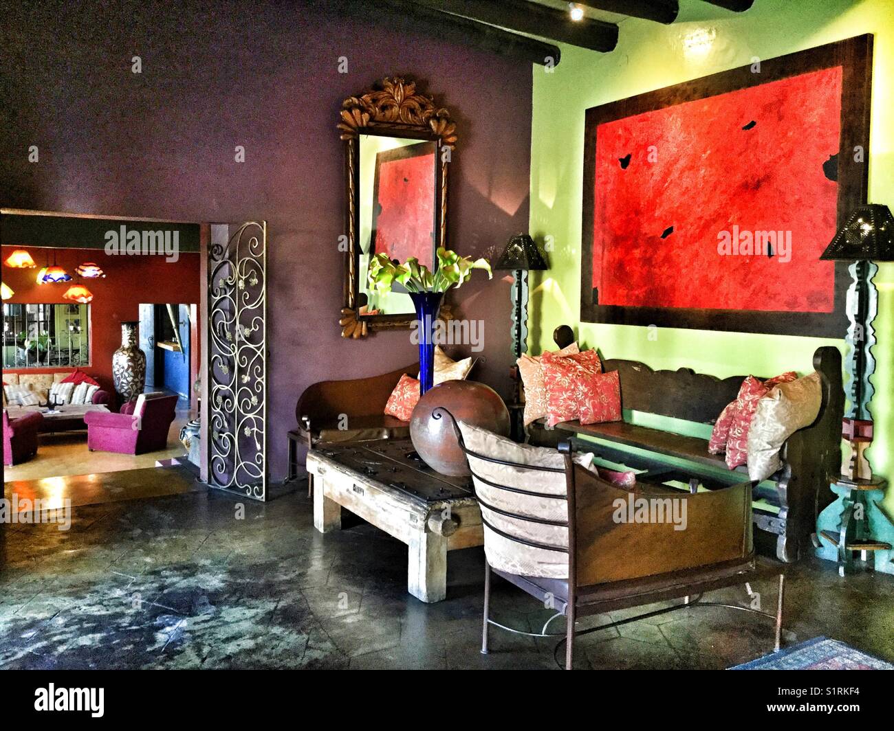 Der Art-déco-Interieur des Hotel California in Todos Santos, Mexiko. - Smartphone-aufgenommenes Stockfoto