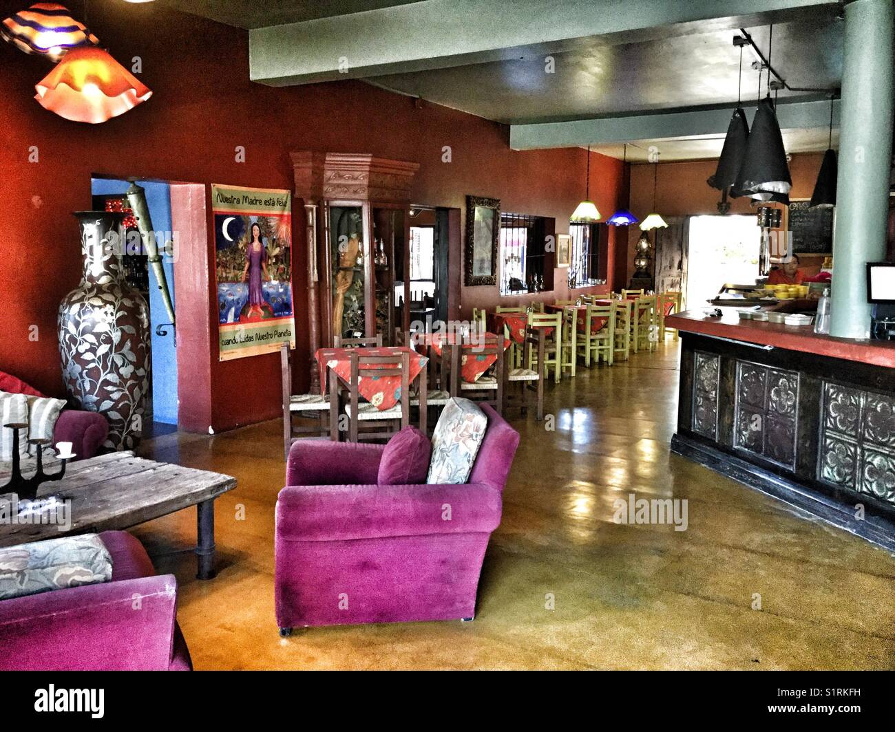 Die Sitzecke und das Restaurant des Hotel California in Todos Santos, Mexiko. - Smartphone-aufgenommenes Stockfoto