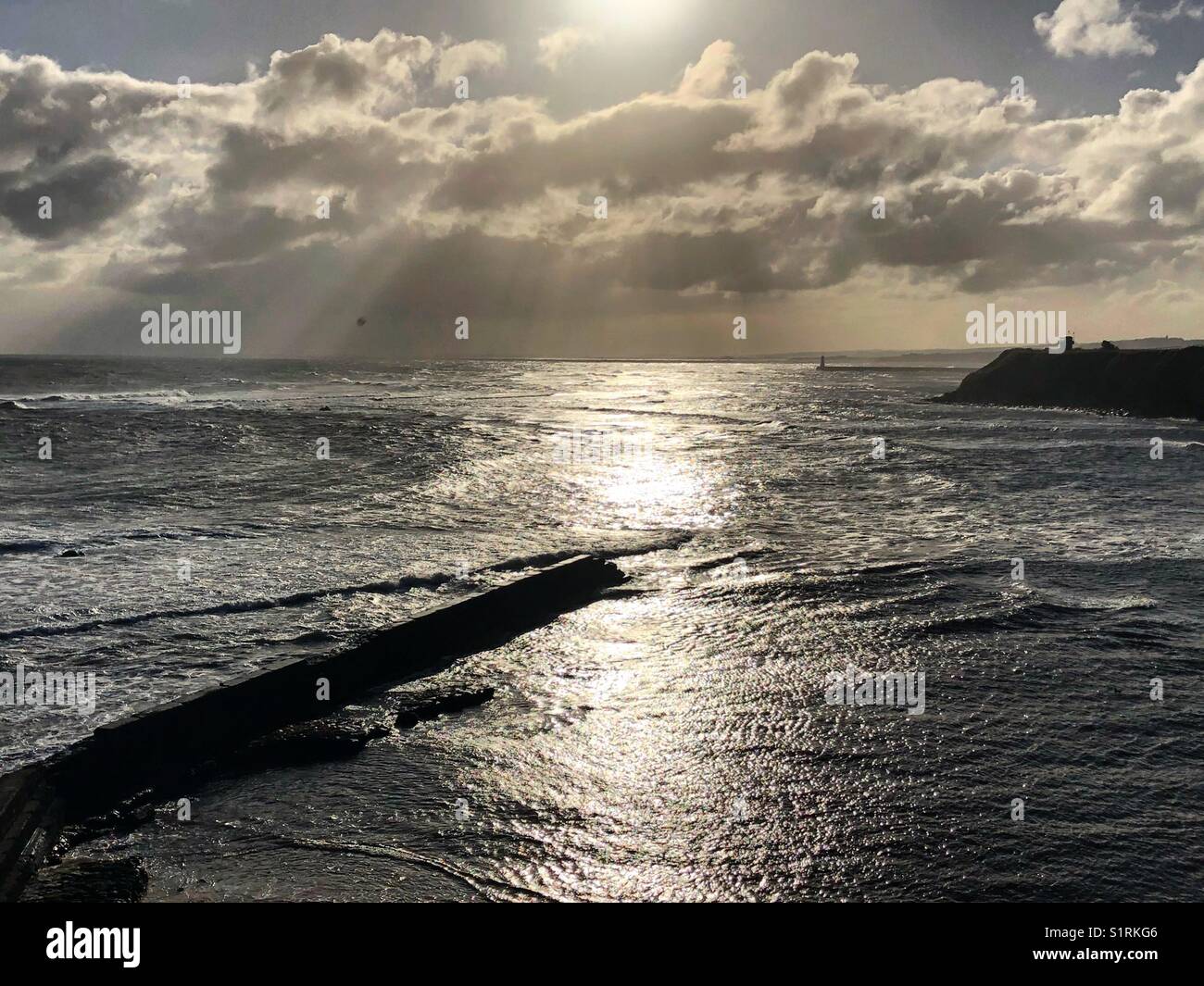 Swirly See und Sonnenschein Stockfoto