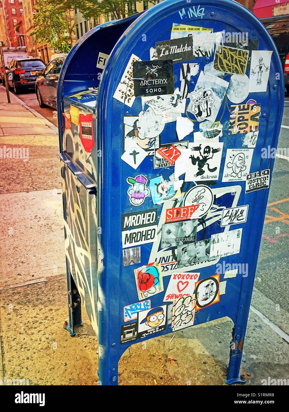 US Post Office Mailbox in Graffiti Aufkleber bedeckt, New York City, USA Stockfoto