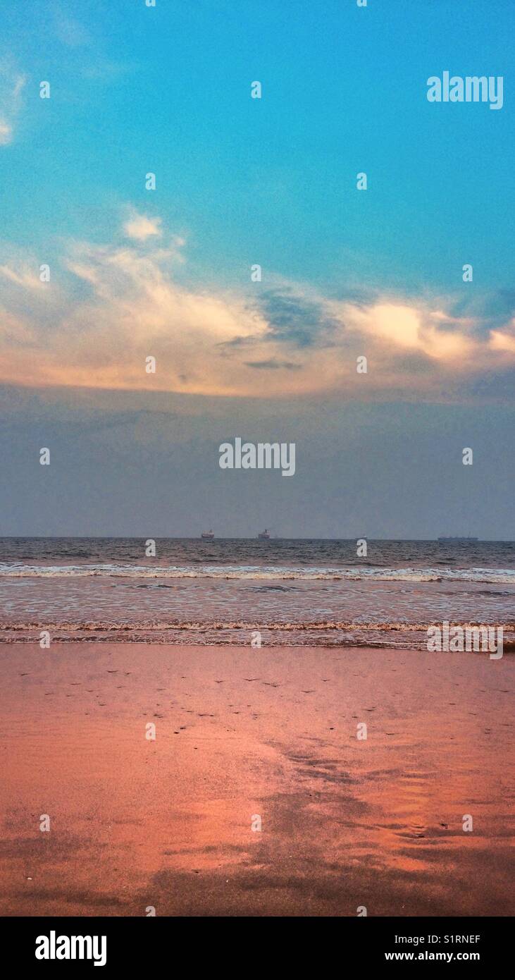 Der Himmel ist blau und Sand ist Rot.. und ich denke, zu meinem Selbst.. Was für eine wunderbare Welt. Stockfoto