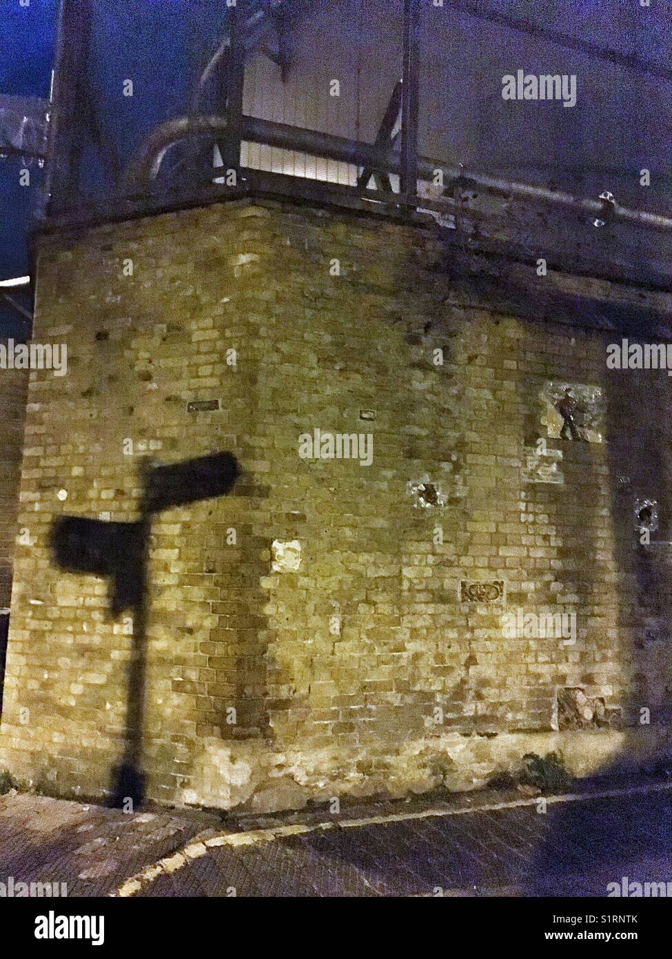 Straßenschild Schatten auf Wand Stockfoto