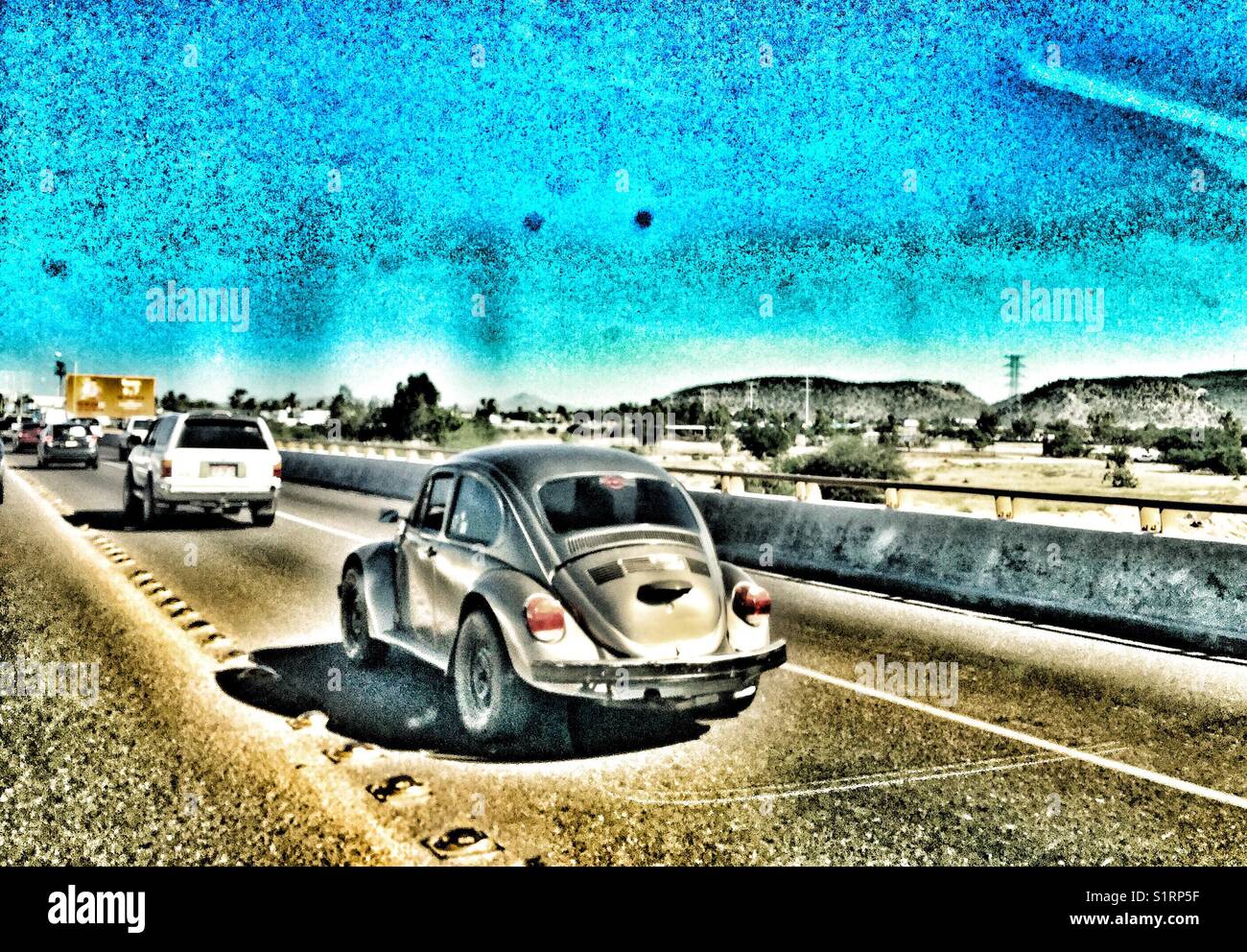 Ein grauer VW Beetle Bug auf der Straße in Mexiko. Stockfoto