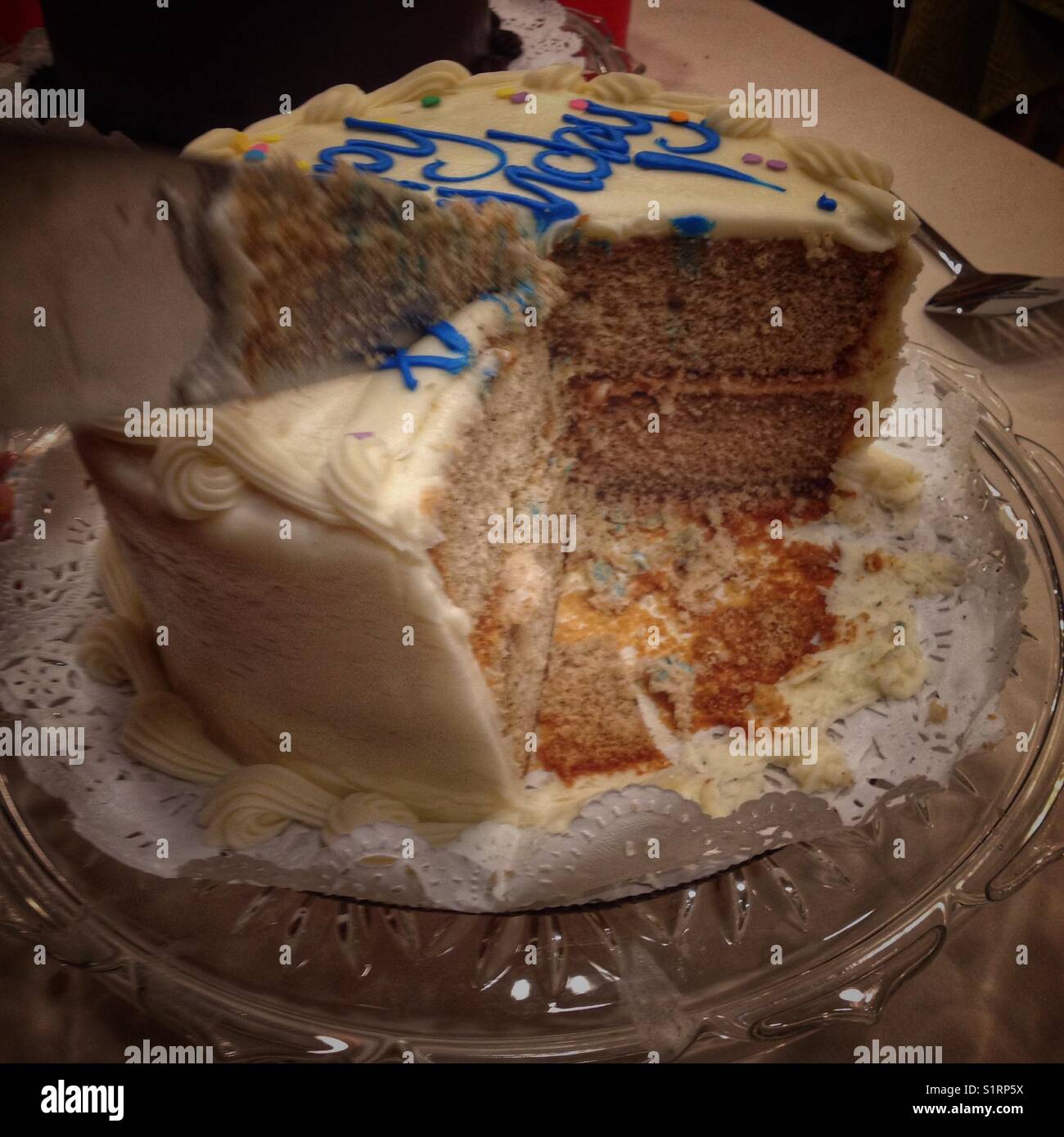 Schneiden die Geburtstagstorte. Stockfoto