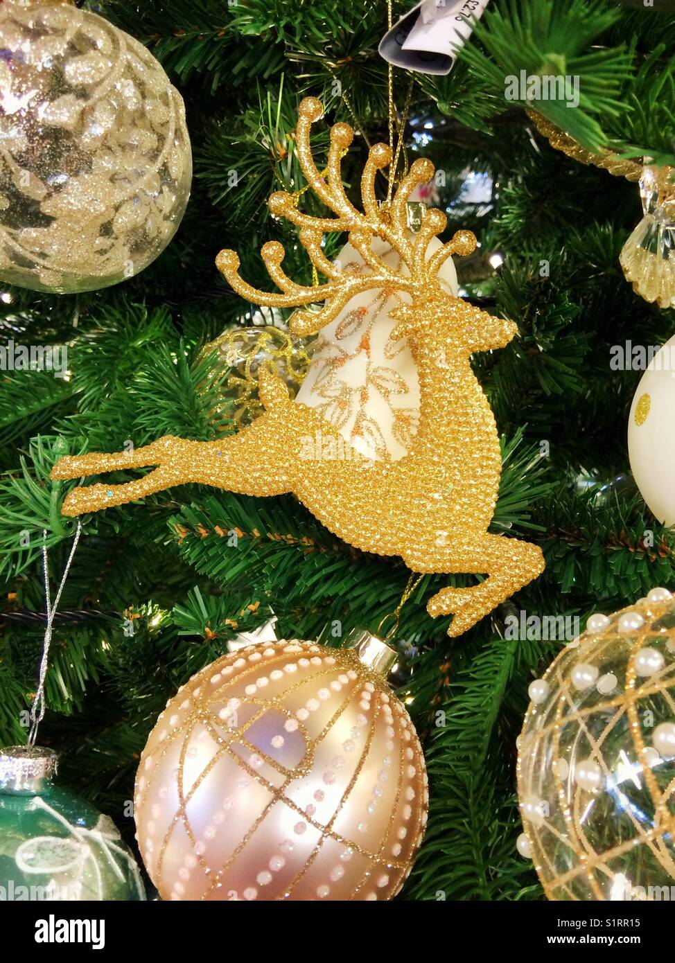 Golden rentier Dekoration hängen am Weihnachtsbaum - Smartphone-aufgenommenes Stockfoto