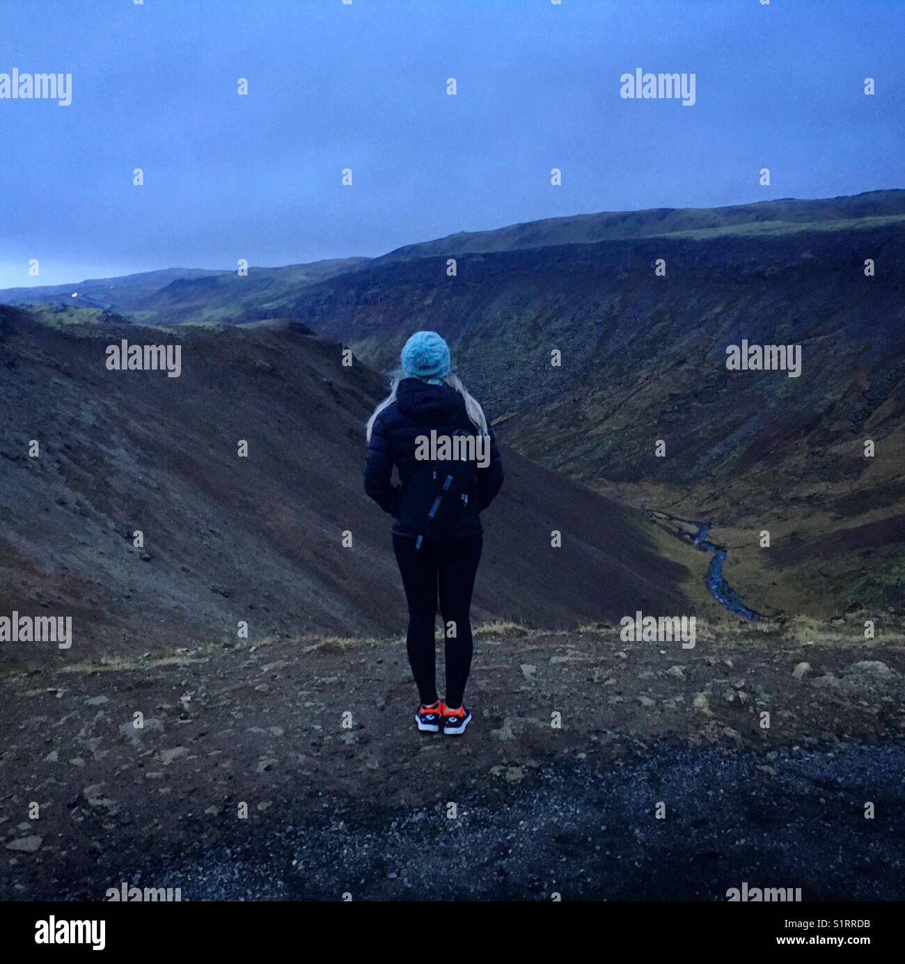 Mädchen mit Blick auf das Tal in Island Stockfoto