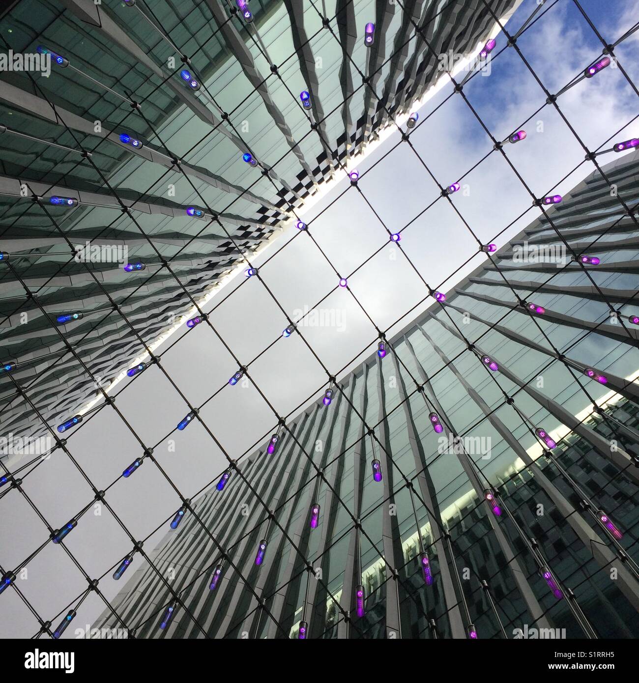 Modernes Gebäude-abstrakt - Smartphone-aufgenommenes Stockfoto