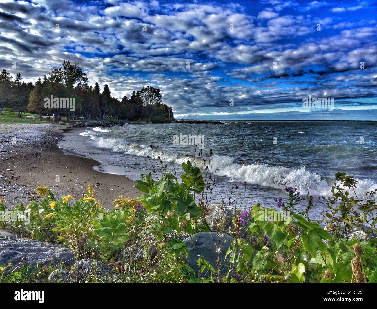 Ein bewölkter und windiger Tag entlang der Küste der Georgian Bay, Ontario, Kanada. Stockfoto