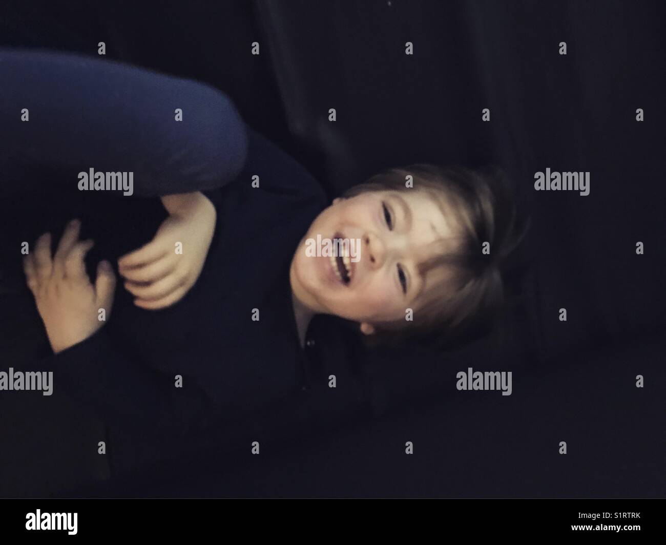 Drei Jahre alten Jungen lachen Stockfoto