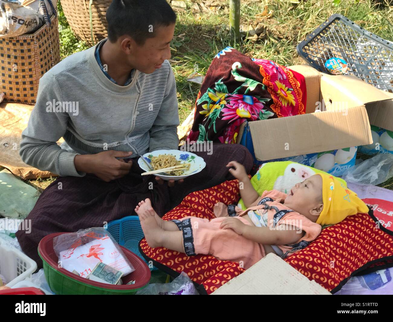 Vater mit Kind im Verkauf stand in Inle See, Myanmar - Smartphone-aufgenommenes Stockfoto