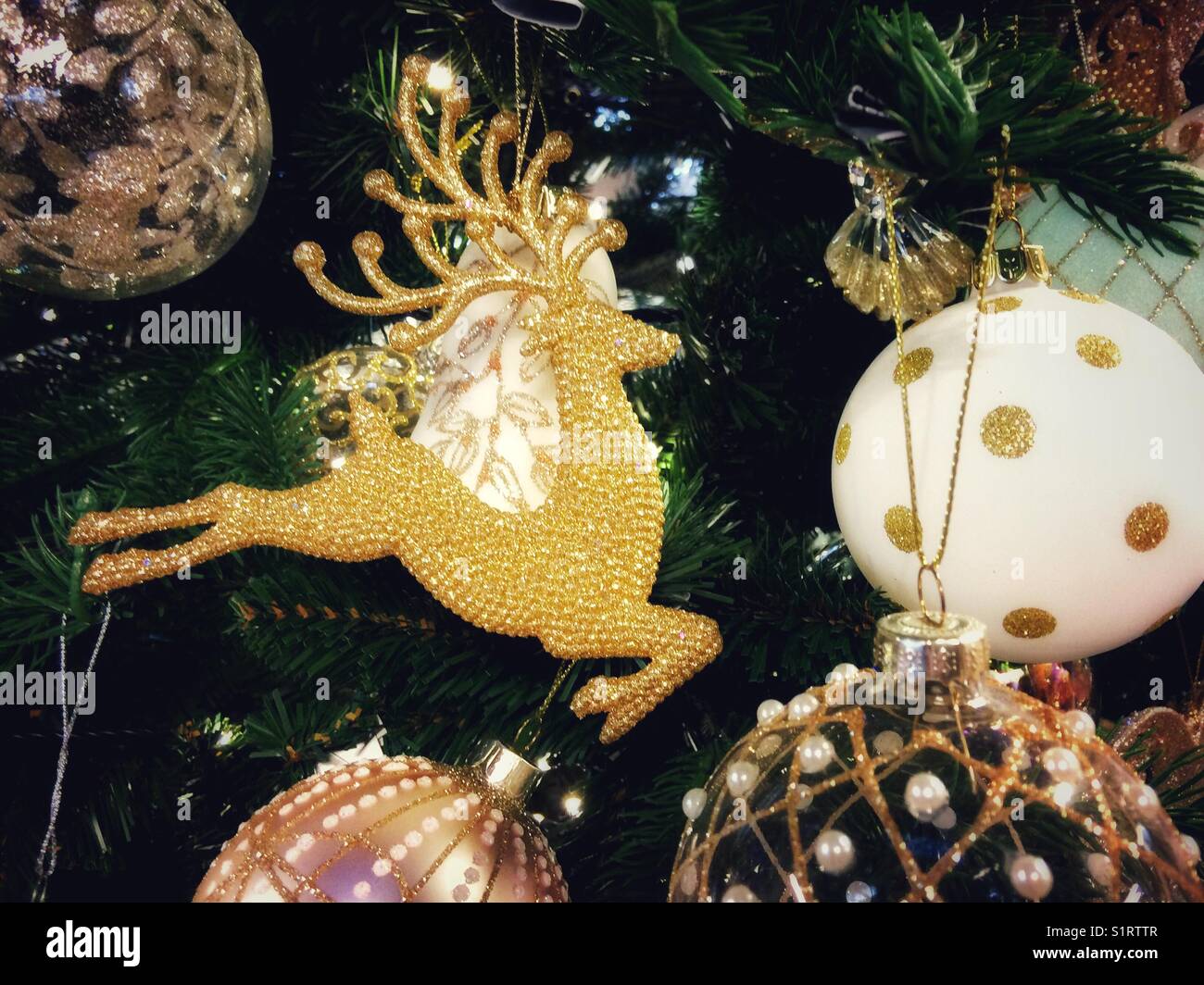 Rentier Weihnachten Dekoration hängen am Weihnachtsbaum - Smartphone-aufgenommenes Stockfoto