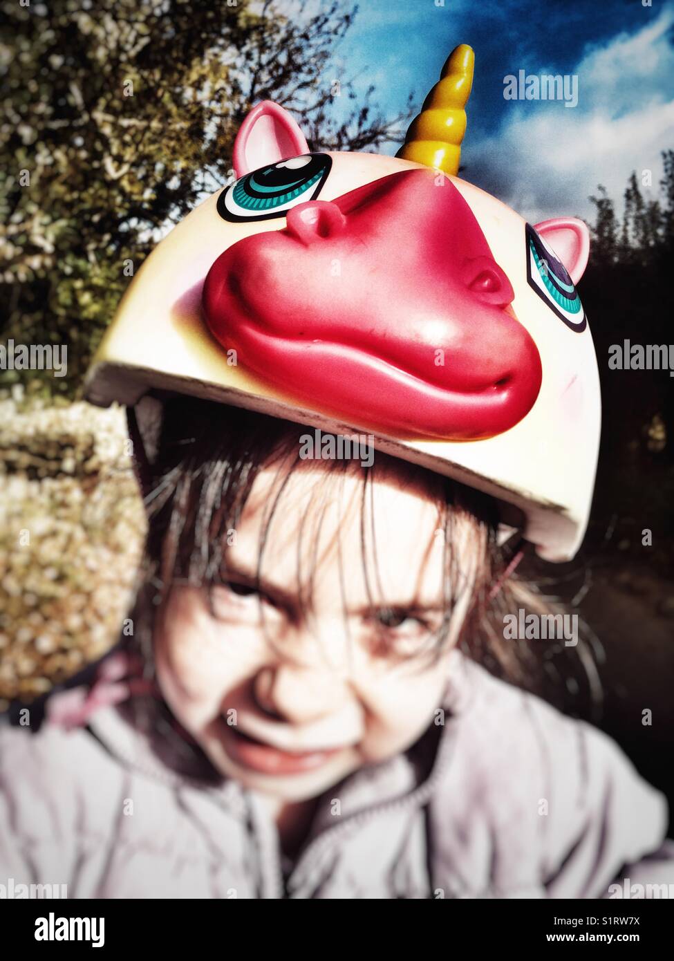 Raskullz Einhorn Fahrradhelm - Smartphone-aufgenommenes Stockfoto