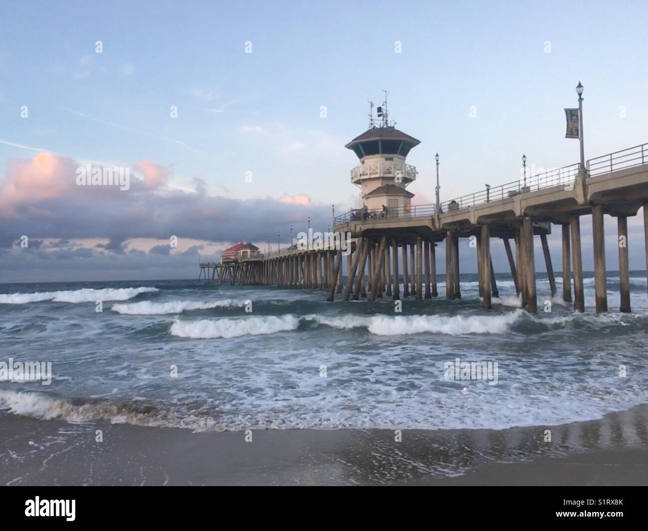Huntington Beach Pier in der Morgendämmerung Stockfoto