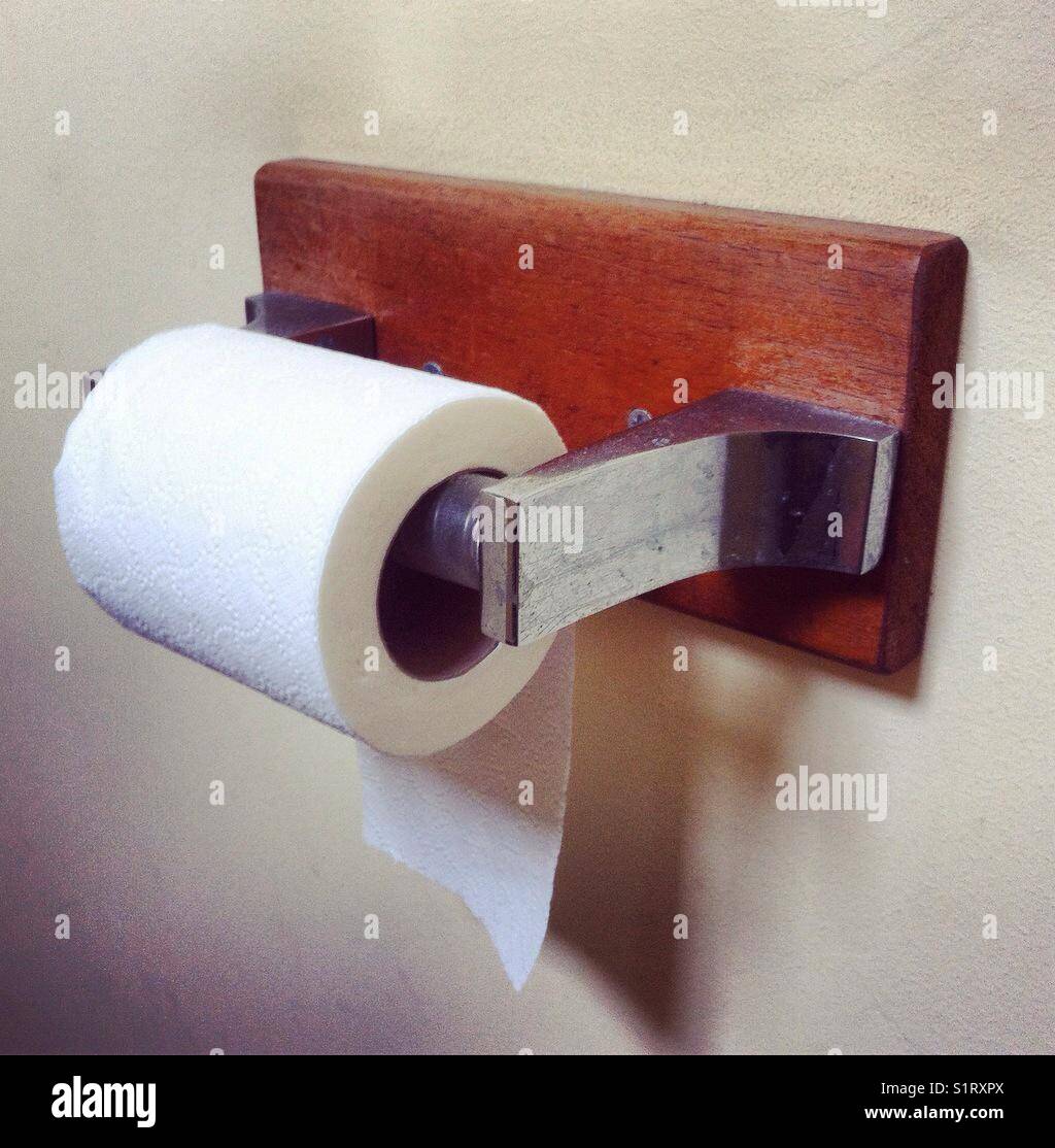 Wie nicht eine Rolle Toilettenpapier zu hängen Stockfoto