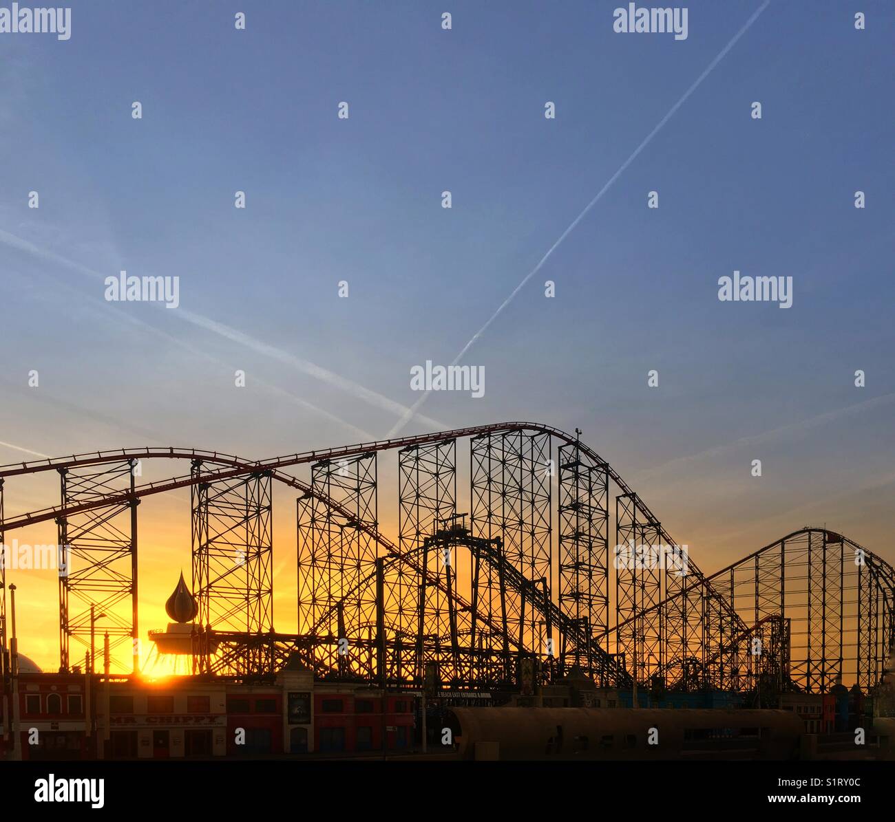 Sunrise durch die Struktur der großen Achterbahn auf Blackpool Pleasure Beach Stockfoto