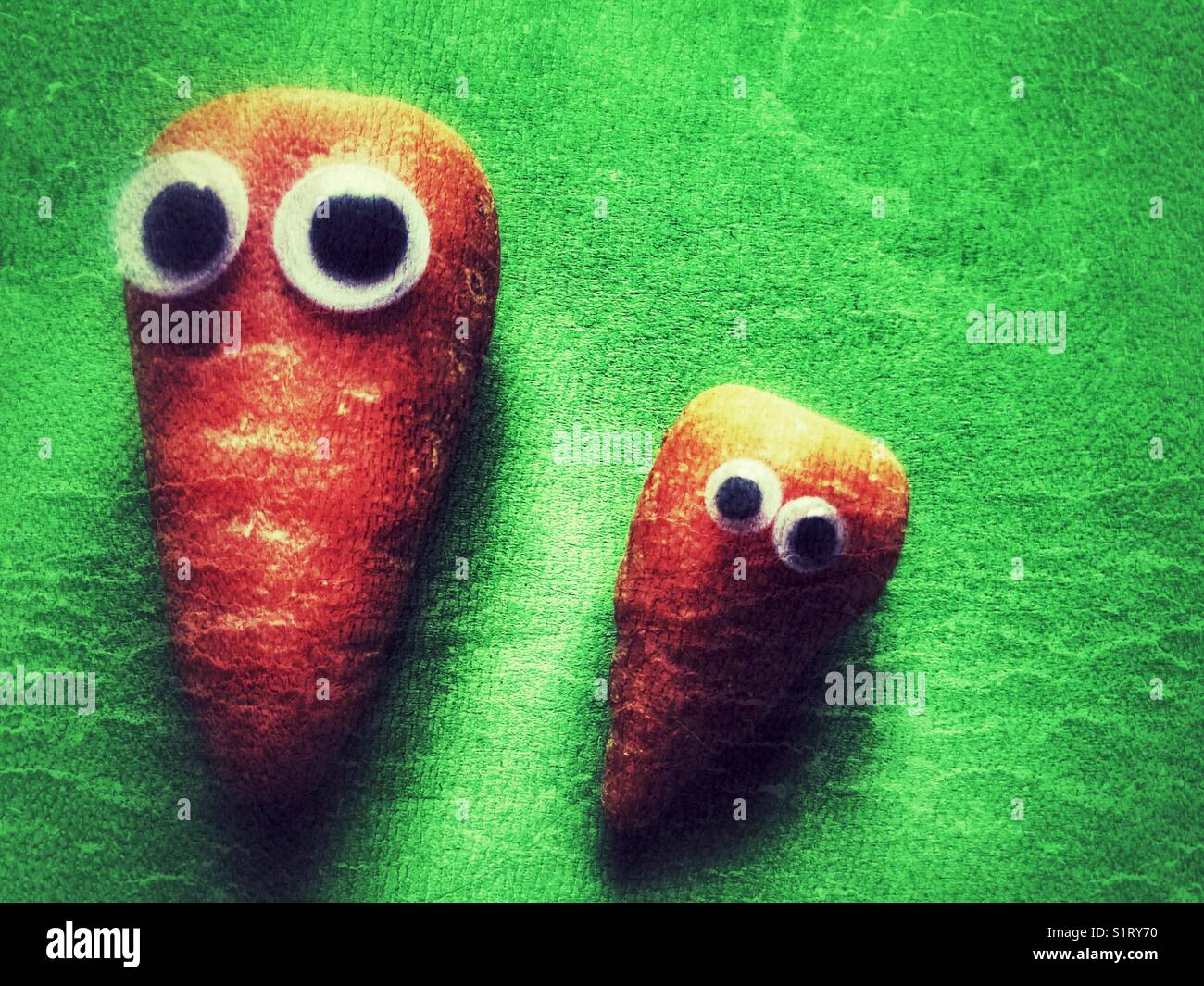 Mini-Karotten mit Googley-Augen - Smartphone-aufgenommenes Stockfoto