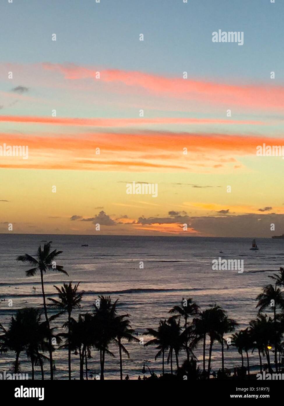 Waikiki Beach... Insel Oahu, Hawaii Sonnenuntergang Stockfoto