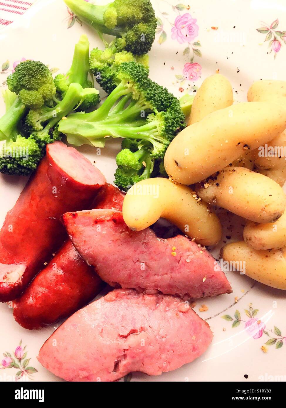Hauptgericht mit polnischer Wurst, Fingerling Potatoes und Brokkoli, USA - Smartphone-aufgenommenes Stockfoto