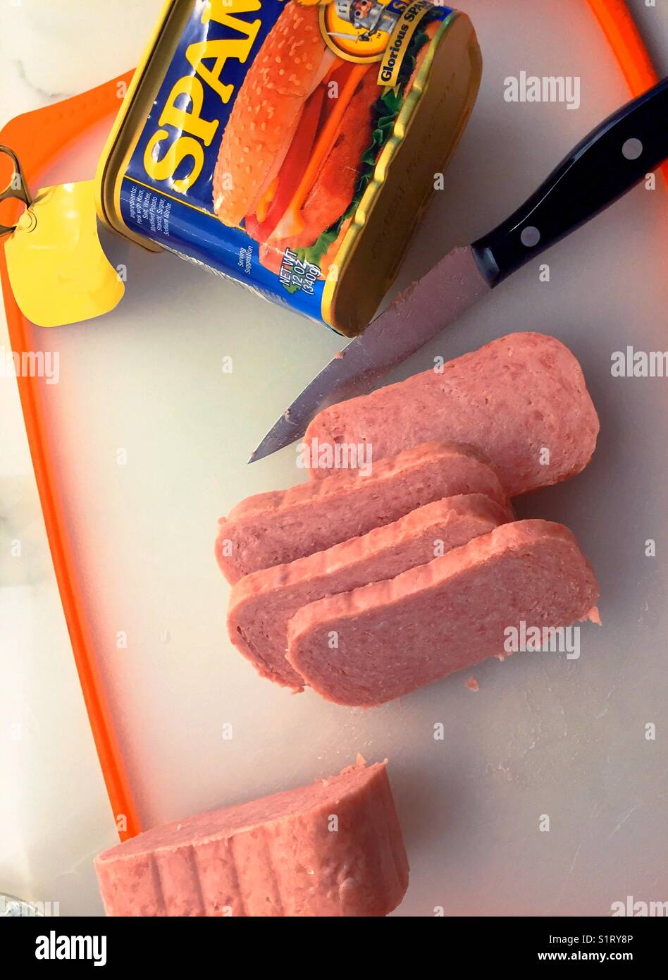 Scheiben von Canned Spam auf ein Schneidbrett, USA - Smartphone-aufgenommenes Stockfoto