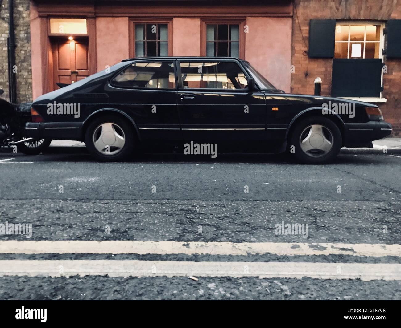 Vintage Saab und doppelten gelben Linien Stockfoto
