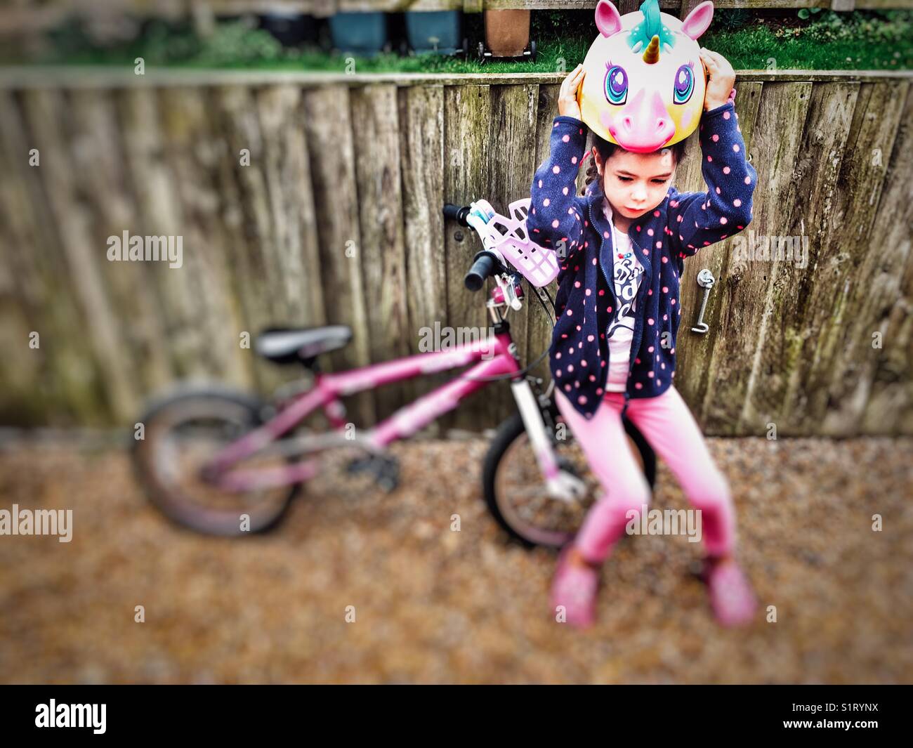Raskullz Einhorn Fahrradhelm - Smartphone-aufgenommenes Stockfoto