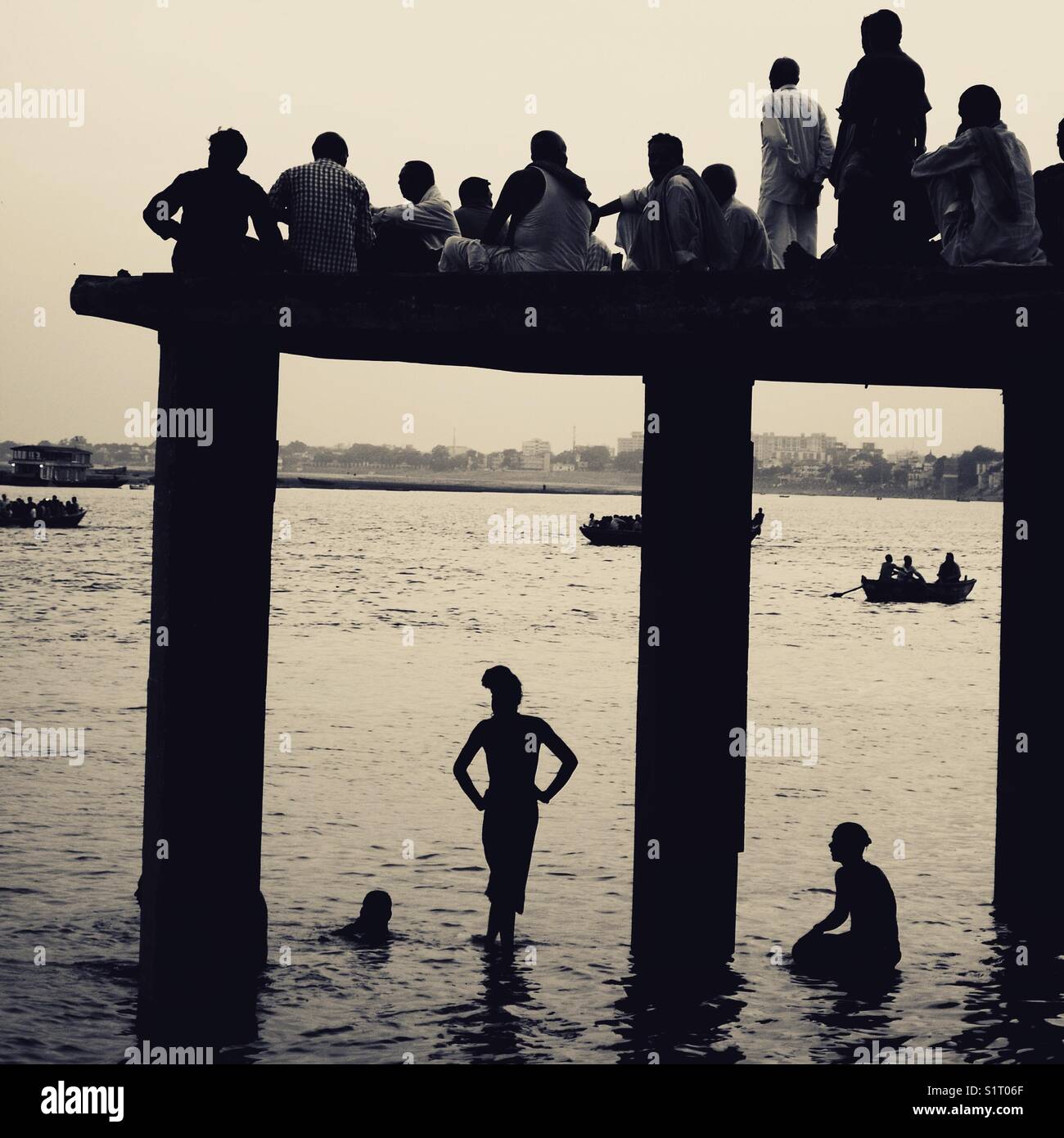 Baden und Beten im Fluss Ganges, Varanasi, Indien Stockfoto