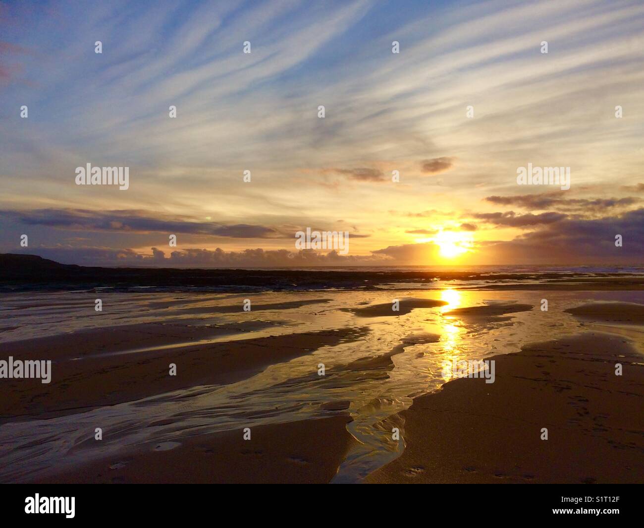 Sonnenuntergang über dem Meer in Constantine Bay, North Cornwall, Großbritannien, an einem Herbstnachmittag. - Smartphone-aufgenommenes Stockfoto