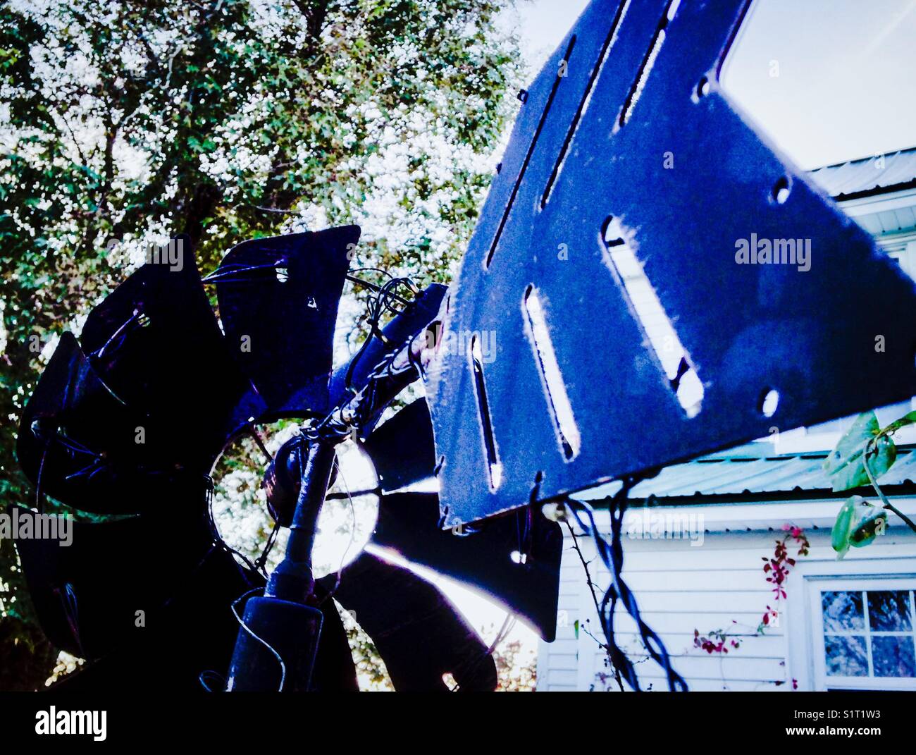 Bläuliche Foto der Windmühle von weißen Bauernhaus Stockfoto