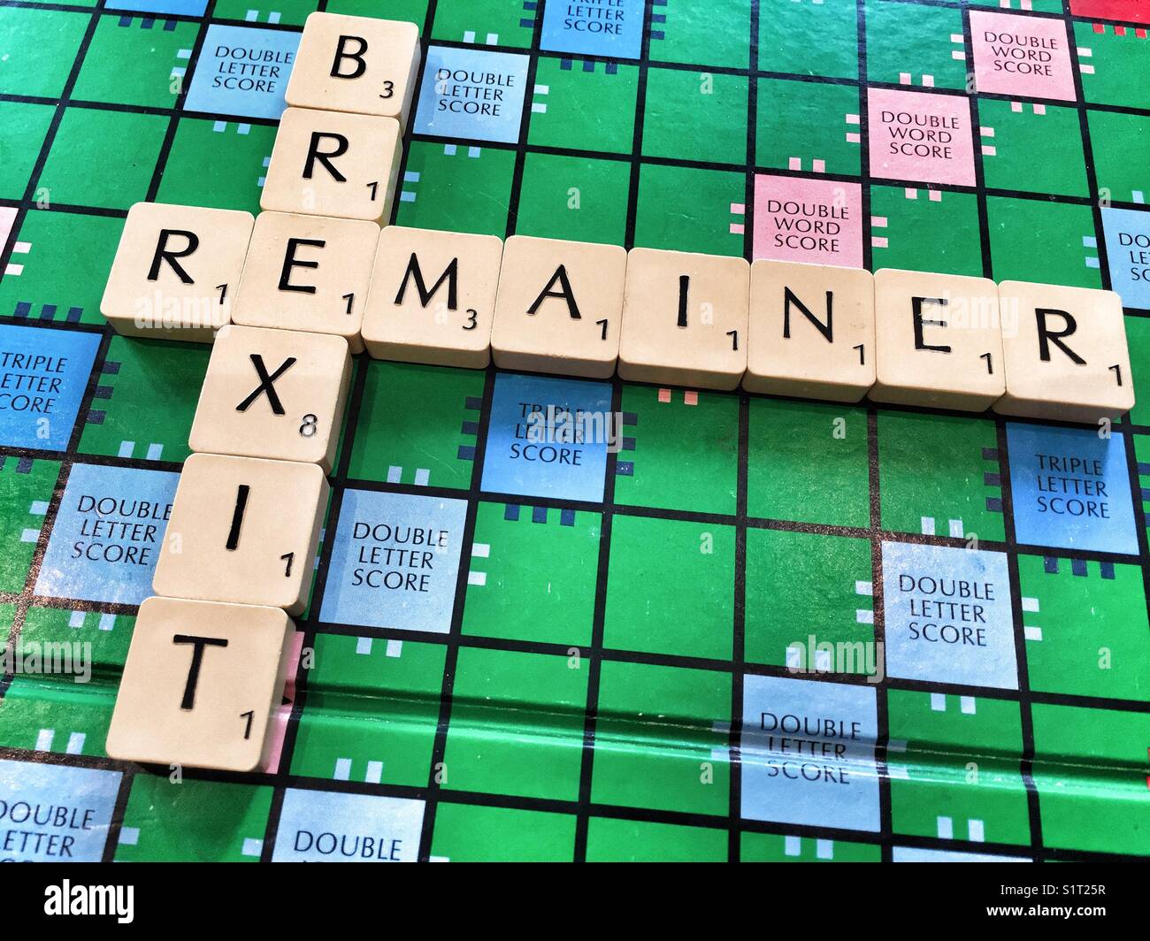 Das Wort Brexit und Rest geschrieben auf das Brettspiel Scrabble Stockfoto