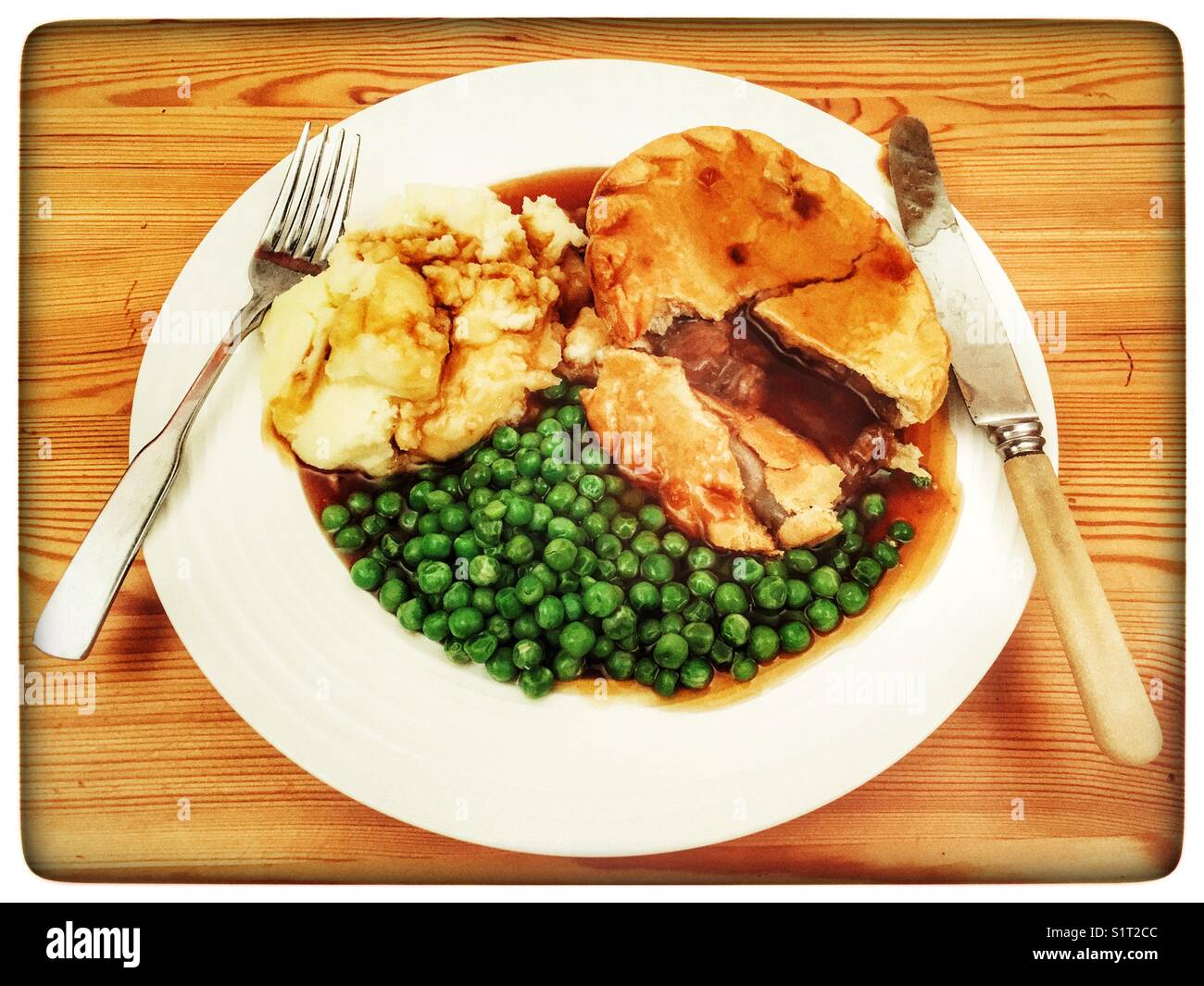 Steak pie, Kartoffelpüree, Erbsen und Soße. - Smartphone-aufgenommenes Stockfoto