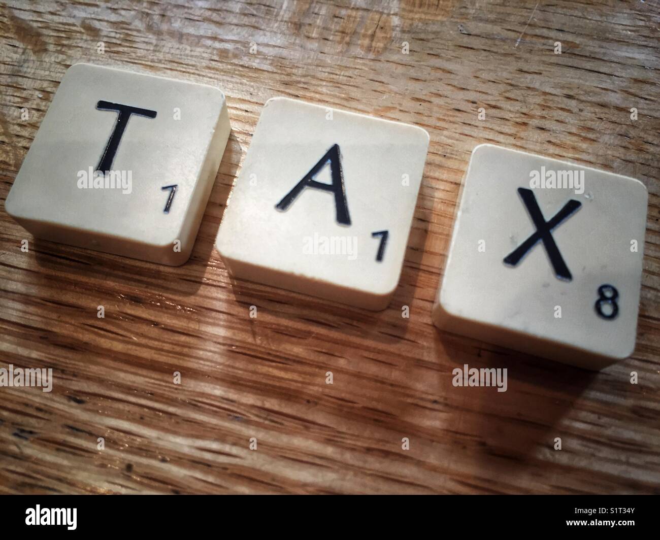 Das Wort Steuer mit Scrabble Fliesen geschrieben Stockfoto