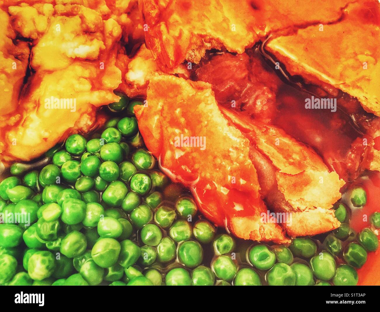 Steak Pie Kartoffelpüree und Erbsen - Smartphone-aufgenommenes Stockfoto