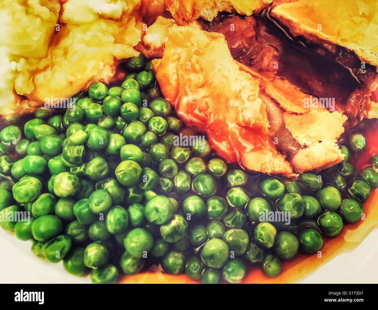 Steak pie, Erbsen und Kartoffelpüree mit Zwiebel Sauce - Smartphone-aufgenommenes Stockfoto
